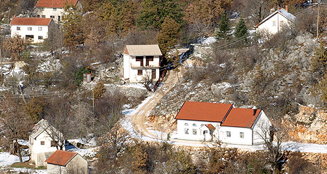 POgled na crkvu i Liskovac