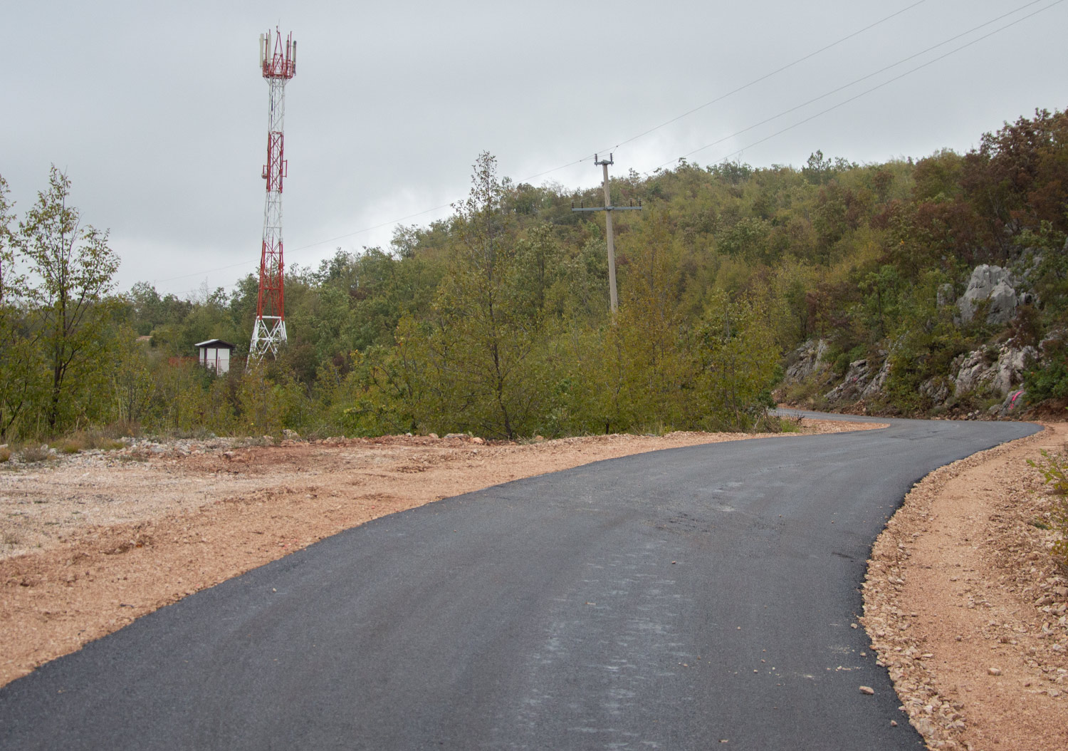 Asfaltiranje puta Izbično - Britvica - Rakitno