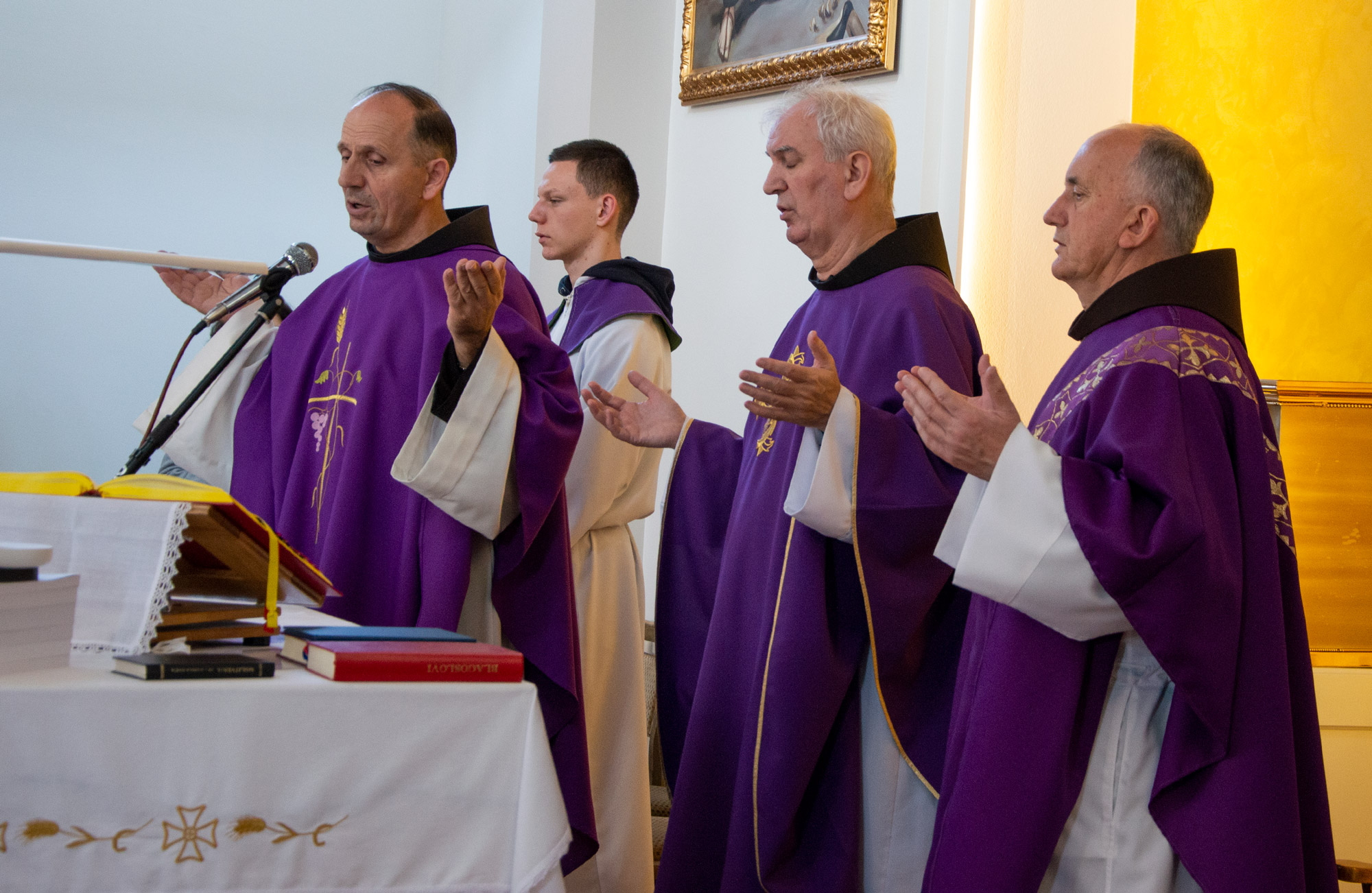 Izbično - blagoslov spomen ploče odvedeni i pogubljenim franjevcima