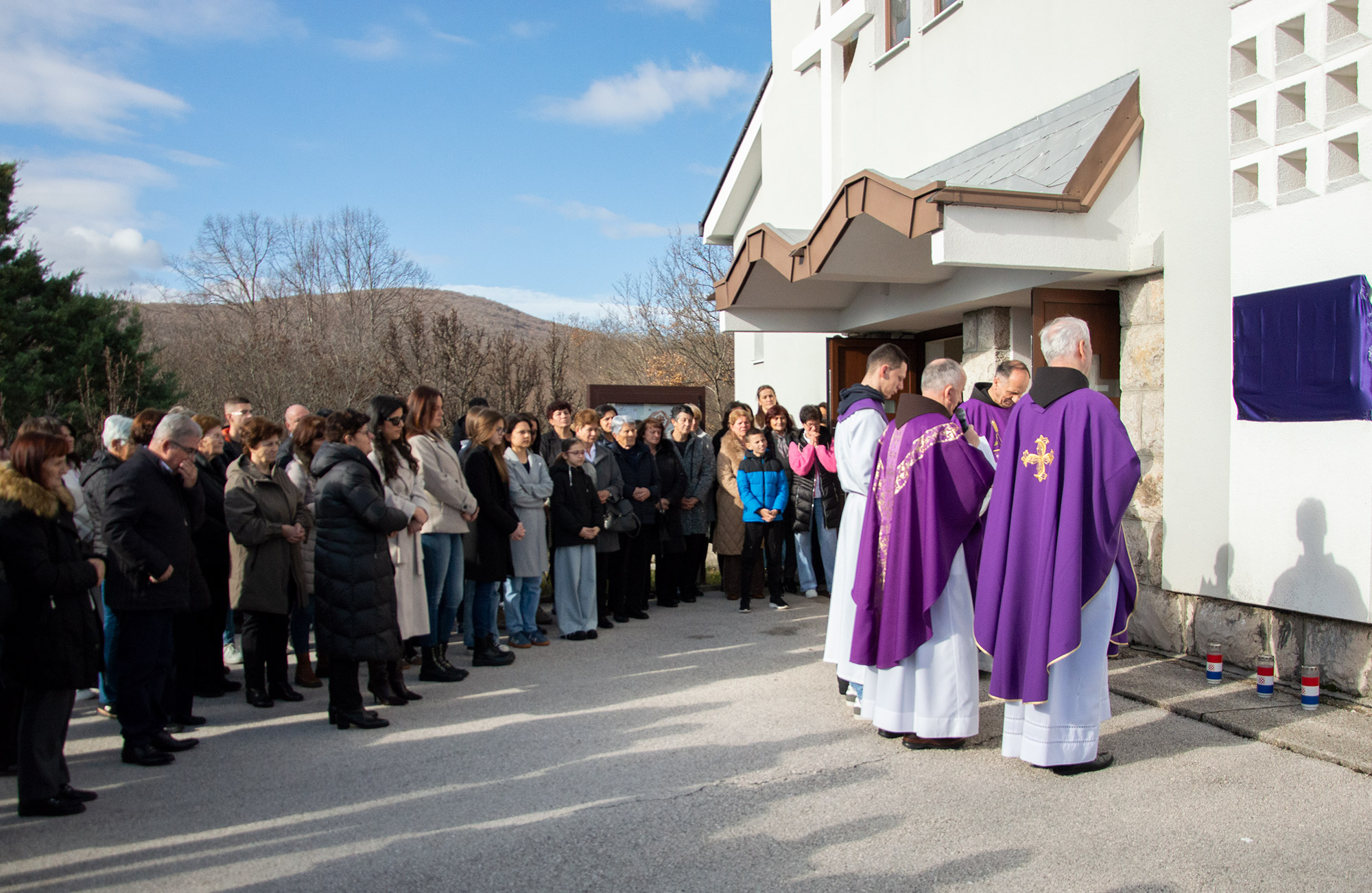 Izbično - blagoslov spomen ploče odvedeni i pogubljenim franjevcima