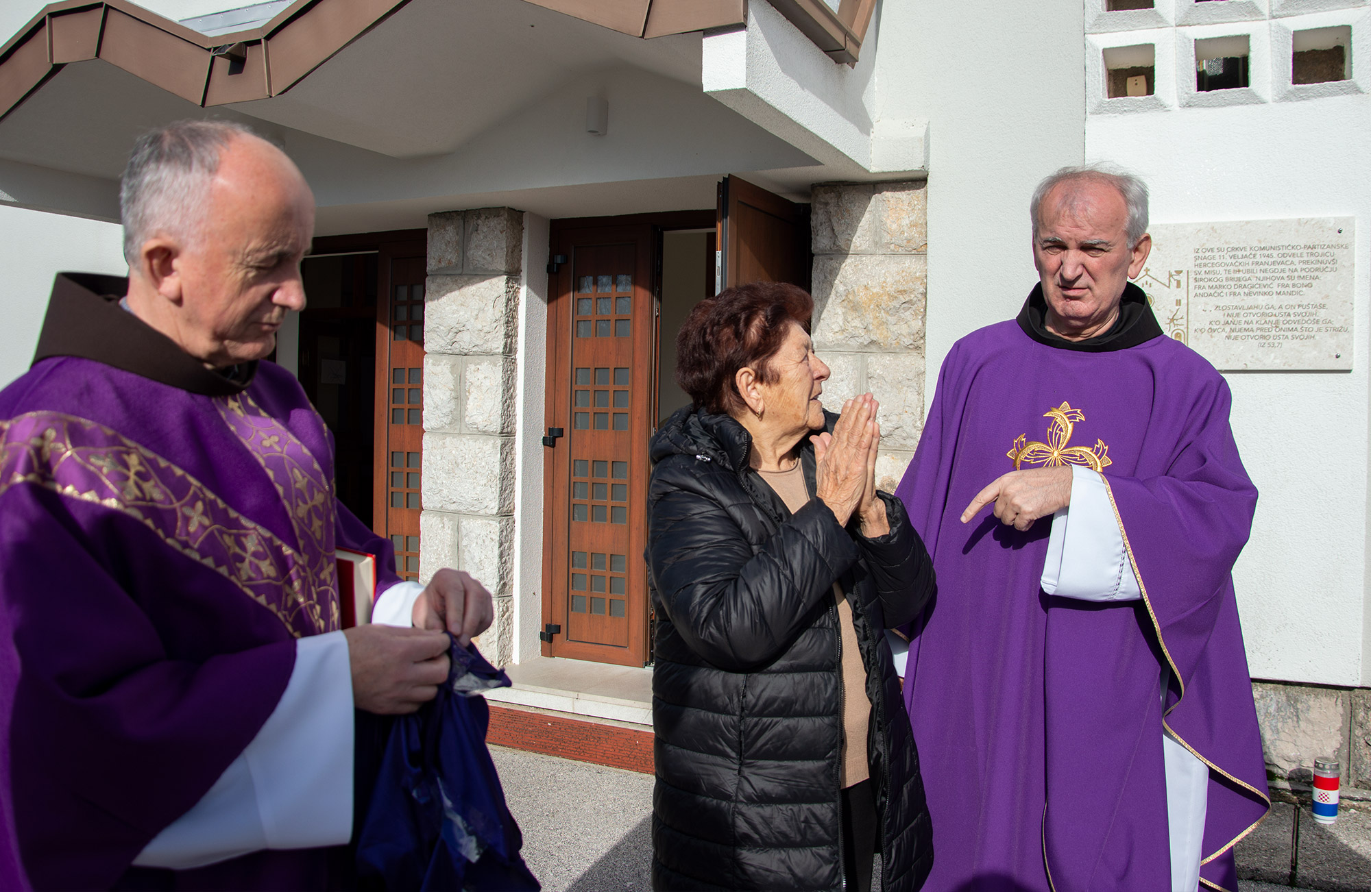 Izbično - blagoslov spomen ploče odvedeni i pogubljenim franjevcima